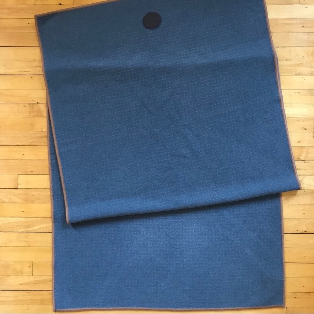 Manduka Yogitoes Skidless yoga mat towel